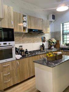 レッキにあるThe Homely Retreatのキッチン(木製キャビネット付)、カウンター(フルーツ入り)