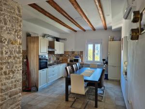 Η κουζίνα ή μικρή κουζίνα στο Villa Carmen