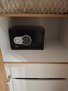 une télécommande posée sur un tiroir dans l'établissement Oma Deluxe, à Hacienda Carolina