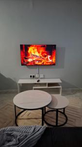 einen Tisch und zwei Stühle im Wohnzimmer in der Unterkunft Still&Simple in Nanyuki