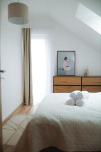 塞尔纳珀苏马维Útulný apartmán s výhledem na Lipno的一间卧室，床上有两只毛绒玩具 更多13张照片