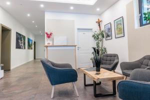 Posezení v ubytování Chihuahua's Ötscher Apartment, but people are also very welcome in our eco-friendly resort!