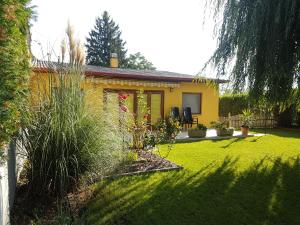 A garden outside Ferienhaus Christian