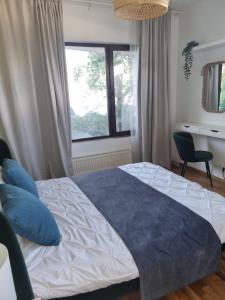 En eller flere senge i et værelse på APARTAMENT BANEASA SISESTI BY ALE 2 self check-in + 18 billeder