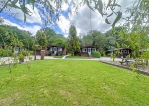 Κήπος έξω από το Heronstone Lodges