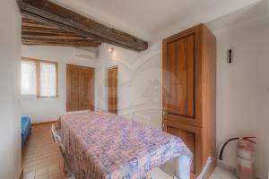 Giường trong phòng chung tại Appartamenti Il Borghetto - Goelba