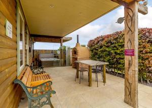 Rõdu või terrass majutusasutuses Durham Coastal Lodges