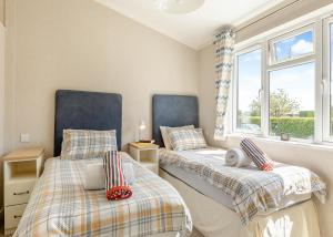 Postel nebo postele na pokoji v ubytování Larkrise Farm Lodges