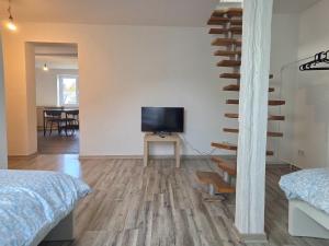 Televiisor ja/või meelelahutuskeskus majutusasutuses Urban-apartment in Chemnitz