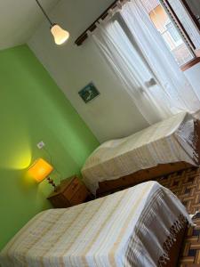 Postel nebo postele na pokoji v ubytování La Reina