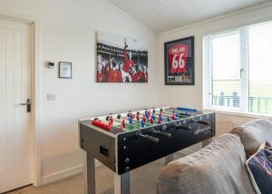 ein Wohnzimmer mit einem Schachbrett auf einem Tisch in der Unterkunft Raywell Hall Country Lodges in Skidby