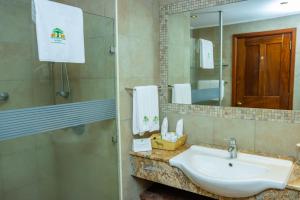 Koupelna v ubytování Safari Park Hotel + 18 fotografií