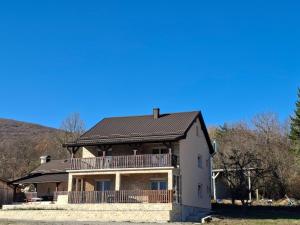 ein großes weißes Haus mit einem Dach in der Unterkunft Jakiland house Plitvice Lakes in Korenica