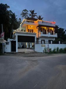 KamburugamuwaにあるMoon View Home stayの大きな家