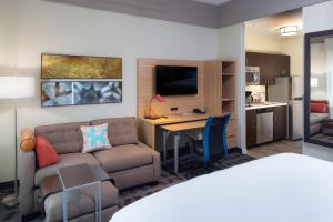 ein Wohnzimmer mit Couch und Schreibtisch in der Unterkunft TownePlace Suites by Marriott Swedesboro Logan Township in Swedesboro