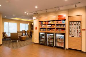 eine Lobby einer Apotheke mit einem Apotheker in der Unterkunft TownePlace Suites by Marriott Swedesboro Logan Township in Swedesboro