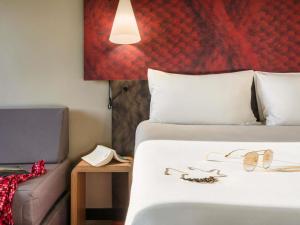 Ένα ή περισσότερα κρεβάτια σε δωμάτιο στο Ibis Marne la Vallée Noisy +60 φωτογραφίες