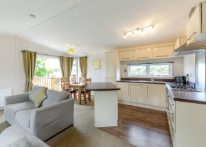 Η κουζίνα ή μικρή κουζίνα στο Meadow Lakes Holiday Park