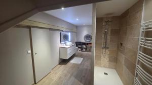 La salle de bains est pourvue d'une douche à l'italienne. dans l'établissement Villa pour 24h auto le mans, à Teloché 2 autres photos