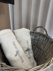 Una cesta con dos almohadas encima. en Galactic getaways MARS, en Prestatyn