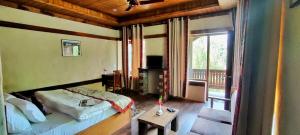 Un televizor și/sau centru de divertisment la Heritage Satikva Resorts and Spa