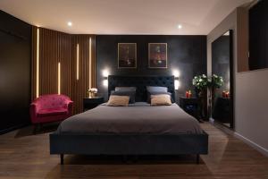 Postel nebo postele na pokoji v ubytování Lorient Love Room Le King Size