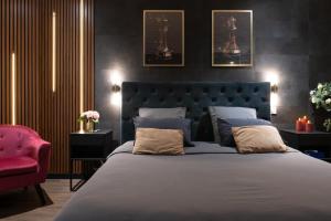 Postel nebo postele na pokoji v ubytování Lorient Love Room Le King Size