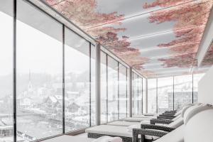 een lege wachtkamer met een grote glazen wand bij The Deluxe by Regina in Sölden