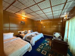 Postel nebo postele na pokoji v ubytování Hotel Tawang Holiday