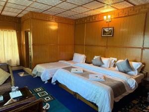 Una cama o camas en una habitación de Hotel Tawang Holiday 3 fotos más
