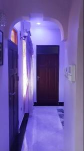 Cette chambre dispose d'un couloir avec une porte et un hallwayngth. dans l'établissement Daud Monica Staycation Home, à Manyema