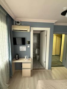 Μια τηλεόραση ή/και κέντρο ψυχαγωγίας στο Flora Otel 16 rooms