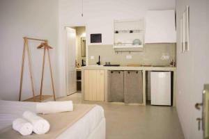 The endless blue hide out في إيوس خورا: مطبخ بخزائن بيضاء ومطبخ بمناشف +12 صورة