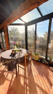 TaulignanProvençal Getaway Pool Studio Hiking的一间带桌子和大窗户的用餐室