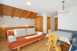 ein Wohnzimmer mit Sofa und Tisch in der Unterkunft Rungghof in Wengen