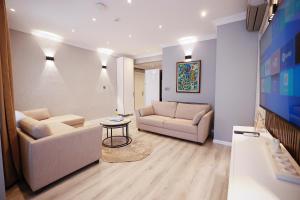 ein Wohnzimmer mit zwei Sofas und einem Fernseher in der Unterkunft Casa Florya Suites in Istanbul