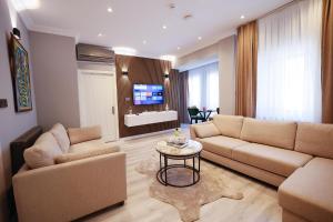 ein Wohnzimmer mit Sofa und Tisch in der Unterkunft Casa Florya Suites in Istanbul