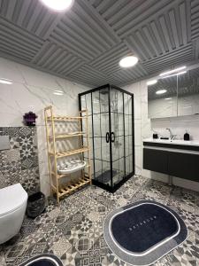ein Badezimmer mit Dusche, Toilette und Waschbecken in der Unterkunft Casa Florya Suites in Istanbul + 66 Fotos