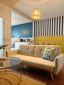 a living room with a couch and a table at Le Sicile -Appartement agréable à Lespignan in Lespignan