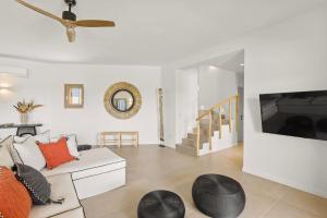 TV a/nebo společenská místnost v ubytování Lyra House Antiparos