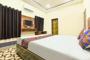 Μια τηλεόραση ή/και κέντρο ψυχαγωγίας στο Hotel Rocking Yash Stays