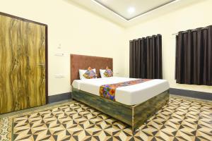 コルカタにあるHotel Rocking Yash Staysの部屋にベッドがある寝室