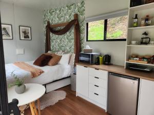 Köök või kööginurk majutusasutuses Watts River Tiny - Hidden, but Close to Township