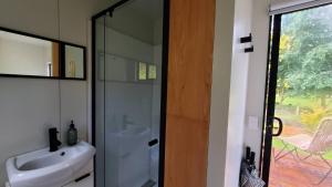 Vannituba majutusasutuses Watts River Tiny - Hidden, but Close to Township +21 fotot