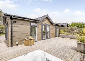 Το κτήριο όπου στεγάζεται  το παραθεριστικό πάρκο +75 φωτογραφίες