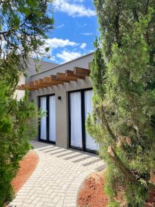 eine Einrichtung eines Hauses mit Fenstern in der Unterkunft Pousada Aurora - Com Lindo Jardim em Termas do Gravatal in Gravatal