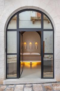een raam met een bed in een gebouw bij Casalis Luxury Room in Ostuni