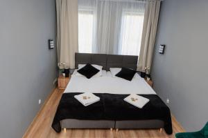 a bedroom with a large bed with two pillows on it at Ośrodek Wypoczynkowy Leśne Ustronie in Witnica