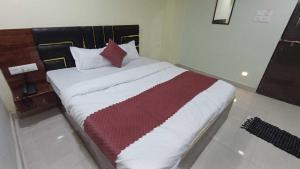 Ένα ή περισσότερα κρεβάτια σε δωμάτιο στο Collection O Lokmanya Nagar Metro Station Formerly Hotel Siddhivinayak
