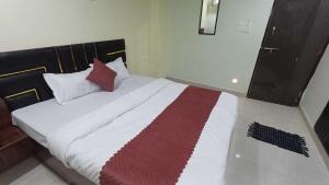 Ένα ή περισσότερα κρεβάτια σε δωμάτιο στο Collection O Lokmanya Nagar Metro Station Formerly Hotel Siddhivinayak